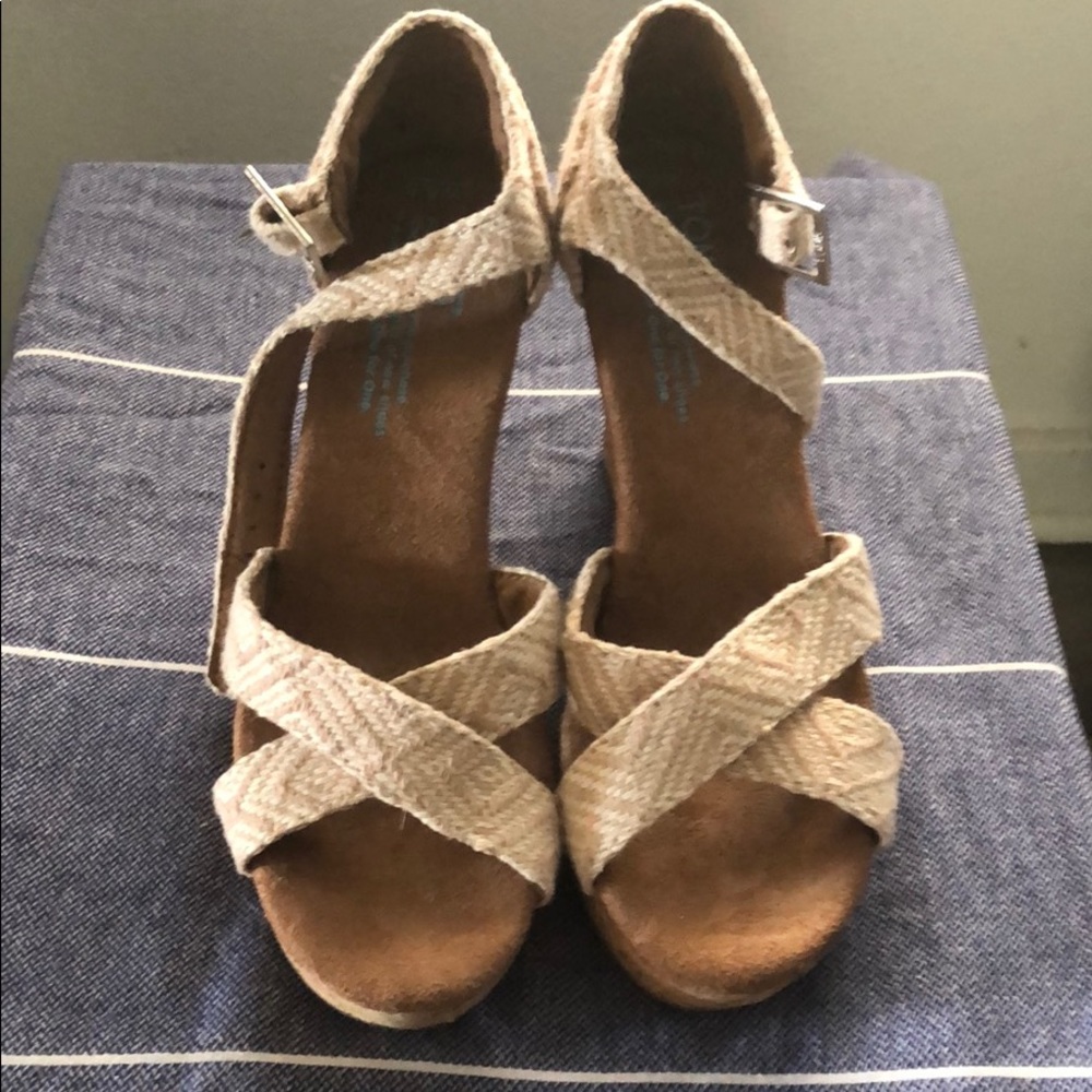 NEVER WORN TOMs tribal khaki white wedges size 5.5